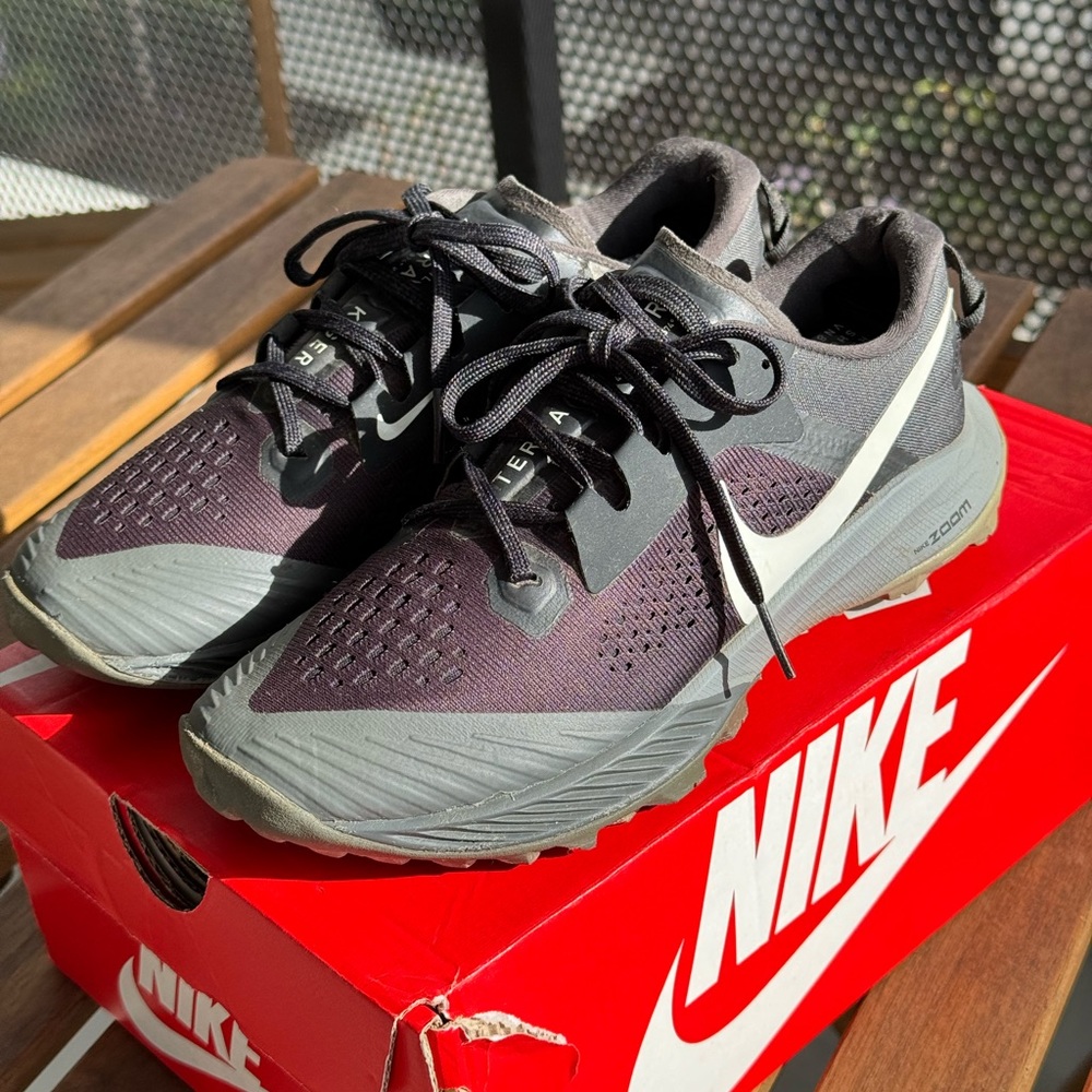 Women’s Nike hiking sneakers size 6